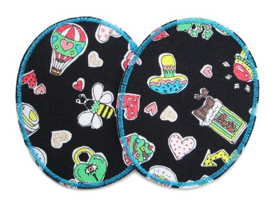 2 Sweets-Knieflicken aus schwarzem Baumwollcanvas mit bunten Süßigkeiten Herzen und Glitzer Allover-Muster, jeweils 8 x 10 cm, Bügelflicken für Kinderhosen Unikat handmade Berlin