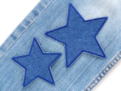 Blaue Stern-Jeansflicken 7,5 cm und 10 cm auf Jeanshose aufgebügelt, blauer Jeansstoff mit blauer Umrandung, Hosenflicken Kinderhosen reparieren handmade Berlin Piratenbande