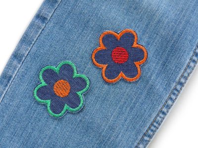 bunte Blumen Patches auf eine Jeanshose gebügelt – Retro-Blumen Patches auf Jeanshose aufgebügelt, 5 x 5 cm, Bügelflicken Blüten-Aufnäher handmade Berlin