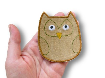 Nahaufnahme Eule Knieflicken, 9 x 7,5 cm brauner Baumwollcanvas mit gestickter Eule Einzelmotiv, Bügelflicken handmade Berlin Piratenbande