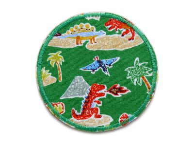 Runder Dinosaurier-Hosenflicken aus grünem Baumwollstoff mit buntem Urzeit-Panorama – Dinos, Vulkane und Palmen – Ø 8 cm, Bügelflicken für Kinderhosen handmade Berlin