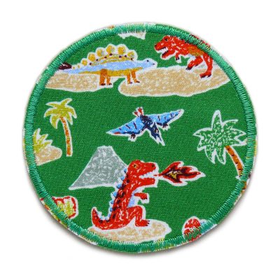 Runder Dinosaurier-Hosenflicken aus grünem Baumwollstoff mit buntem Urzeit-Panorama – Dinos, Vulkane und Palmen – Ø 8 cm, Bügelflicken für Kinderhosen handmade Berlin