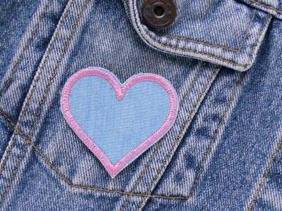 Rosa Herz Jeansflicken auf Jeansjacke aufgebügelt, hellblauer Jeansstoff 5,5 x 5 cm mit rosafarbener Umrandung, Bügelflicken handmade Berlin Piratenbande