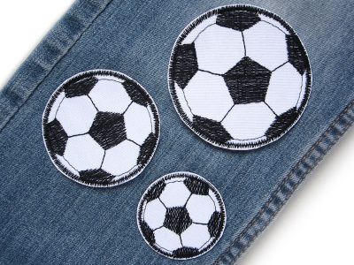 Fußball Aufnäher 3er Set auf Kinderhose oder Jeans aufgebügelt, alle 3 Größen Ø 4,5 cm 6 cm 7,5 cm, Bügelflicken Kinderhosen reparieren handmade Berlin Piratenbande