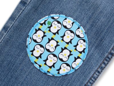 Runder Pinguin Hosenflicken aus Baumwollcanvas auf Jeanshose, Ø 8 cm hellblau mit Pinguin-Motiv, Bügelflicken Kinderhosen reparieren handmade Berlin Piratenbande