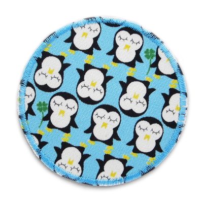 Pinguin Hosenflicken aus hellblauem Baumwollcanvas mit kleinen Pinguin-Motiven, Ø 8 cm, runder Bügelflicken für Kinderhosen zum Aufbügeln, handmade Berlin