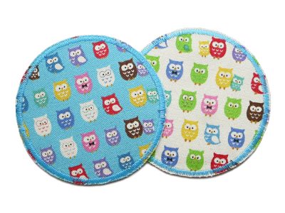 Eulen-Hosenflicken aus Baumwollcanvas in 2 Farbvarianten: Hellblau und Creme mit buntem Mini-Eulen-Allover-Muster, Ø 7 cm, Bügelflicken für Kinderhosen handmade Berlin