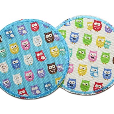 Eulen-Hosenflicken aus Baumwollcanvas in 2 Farbvarianten: Hellblau und Creme mit buntem Mini-Eulen-Allover-Muster, Ø 7 cm, Bügelflicken für Kinderhosen handmade Berlin