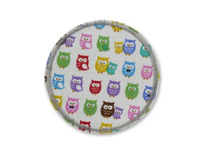 Eulen-Hosenflicken aus Baumwollcanvas in Creme mit buntem Mini-Eulen-Allover-Muster, Ø 7 cm, Bügelflicken für Kinderhosen handmade Berlin