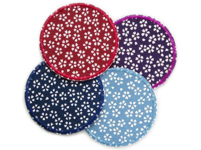 Blumen Hosenflicken in 4 Farben – Blüten Hosenflicken Ø 7 cm in Weinrot Violett Blaugrau Dunkelblau mit japanischen Blüten auf Baumwollstoff, Bügelflicken handmade Berlin