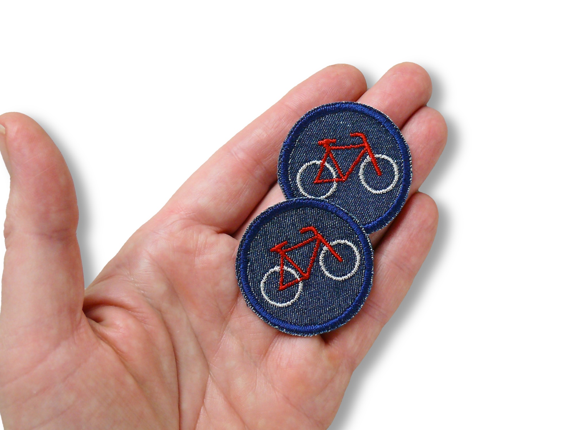dunkelblaue Jeansflicken mit roten Fahrrädern auf einer Hand, Fahrrad Patch Ø 4 cm mit rotem Rad auf Hand, Mini-Bügelflicken handmade Berlin Piratenbande