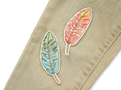 Feder Patch 8,5 x 3 cm auf Jeanshose aufgebügelt, naturfarbener Filz mit gestickter Vogelfeder, Feder-Bügelpatch handmade Berlin