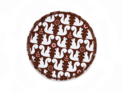 Eichhörnchen Hosenflicken aus braunem Baumwollstoff mit kleinen weißen Eichhörnchen Allover-Muster, Ø 7 cm, runder Bügelflicken für Kinderhosen zum Aufbügeln handmade Berlin