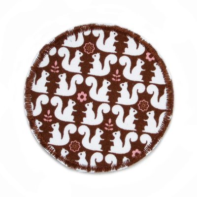 Eichhörnchen Hosenflicken aus braunem Baumwollstoff mit kleinen weißen Eichhörnchen Allover-Muster, Ø 7 cm, runder Bügelflicken für Kinderhosen zum Aufbügeln handmade Berlin