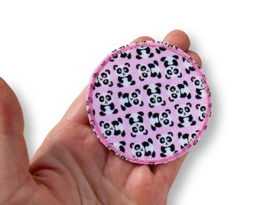 Nahaufnahme Panda-Patch auf Hand, rosa Baumwollstoff Ø 7 cm mit schwarz-weißem Pandabär-Allover-Muster, Hosenflicken Kinder Bügelflicken, Piratenbande Berlin