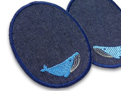 Nahaufnahme zwei Wal-Jeansflicken 8 x 10 cm, dunkelblau mit hellblauem Buckelwal, maritime Knieflicken handmade Berlin