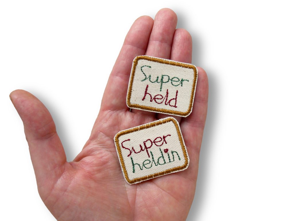 Patch Superheld und Superheldin 4,5 x 3,5 cm auf naturfarbenem Nesselstoff – beide Varianten gestickt, Statement-Aufnäher handmade Berlin