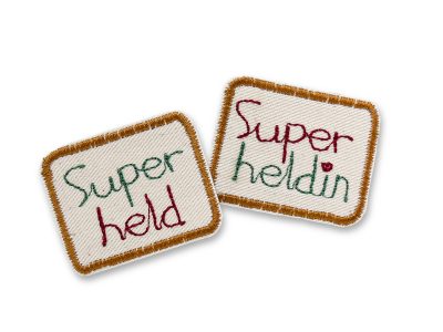Superheld und Superheldin Aufnäher 4,5 x 3,5 cm auf naturfarbenem Nesselstoff, beide Patch-Varianten nebeneinander, Bügelflicken handmade Berlin Piratenbande