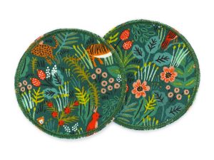 Zwei runde Hosenflicken aus Baumwollstoff mit buntem Dschungelmotiv in Grün und versteckten Dschungeltieren, ø 8 cm, zum Aufbügeln auf Kinderhosen, handmade Berlin