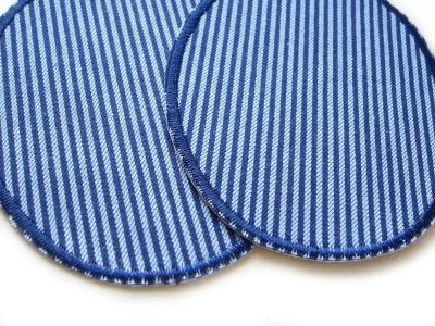 Nahaufnahme von robusten blau gestreiften Jeansflicken, dunkelblau-blau gestreift mit Umrandung, Knieflicken Bügelflicken 8 x 10 cm oder 10 x 12 cm handmade Berlin