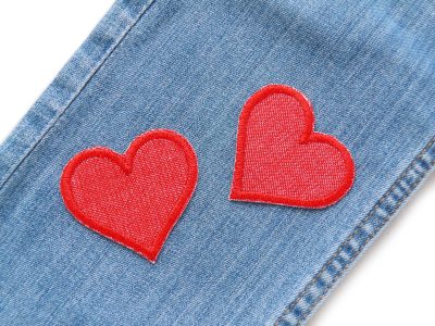 Rote Herz Jeansflicken auf Jeans aufgebügelt, roter Jeansstoff 5,5 x 5 cm, herzförmige Hosenflicken handmade Berlin Piratenbande