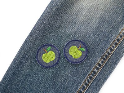 Apfel Mini Patches auf Jeans aufgebügelt, dunkelblauer Jeansstoff Ø 4 cm mit hellgrünen Äpfeln, Bügelflicken handmade Berlin Piratenbande