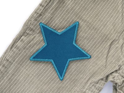 Petrolfarbener Stern-Cordflicken auf Cordhose aufgebügelt, Baumwollcord 10 x 10 cm, Cord-Bügelflicken Hosenflicken Kinderhosen reparieren Piratenbande Berlin
