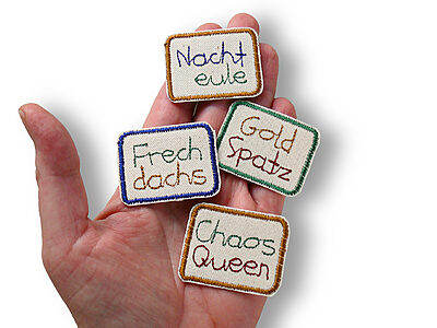Chaosqueen Frechdachs Nachteule Goldspatz Patches 4,5 x 3,5 cm auf naturfarbenem Nesselstoff, Statement Aufnäher 4 Varianten handmade Berlin Piratenbande