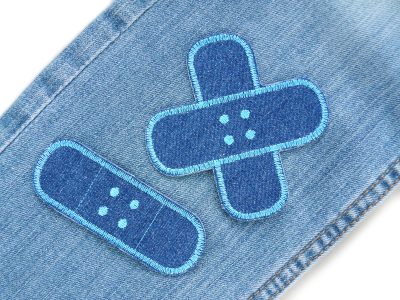 Hellblaue Jeansflicken Pflaster auf Kinderhose oder Jeans aufgebügelt, Kreuzpflaster 8,5 x 8,5 cm und Einzelpflaster 8,5 x 3 cm aus dunkelblauem Jeansstoff mit hellblauer Umrandung, Hosenpflaster handmade Berlin Piratenbande