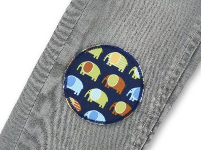 Runder Hosenflicken aus dunkelblauem Baumwollstoff mit bunten Elefanten als Allover-Muster, ø 7 cm, zum Aufbügeln auf Kinderhosen und Jacken, handmade Berlin