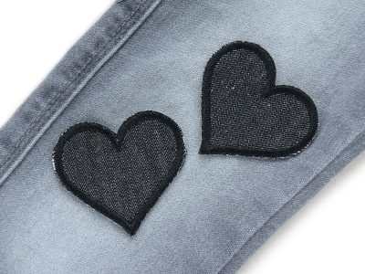 Schwarze Herz Jeansflicken auf Jeans aufgebügelt, schwarzer Jeansstoff 5,5 x 5 cm, herzförmige Bügelflicken handmade Berlin Piratenbande