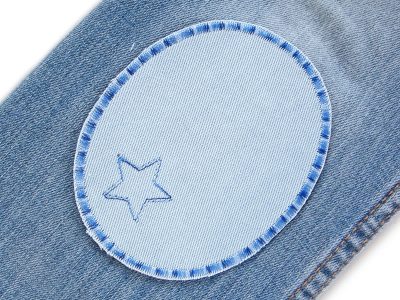 Hellblaue Sternchen-Knieflicken auf Kinderhose aufgebügelt, Jeansstoff 8 x 10 cm mit Stern und Blautöne-Farbverlauf, Hosenflicken Kinderhosen reparieren Piratenbande Berlin