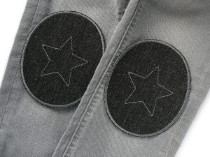 XL Stern-Jeansflicken schwarz auf Kinderhose oder Jeanshose aufgebügelt, schwarzer Jeansstoff 10 x 12 cm mit grauem Stern, Hosenflicken Kinderhosen reparieren Piratenbande Berlin