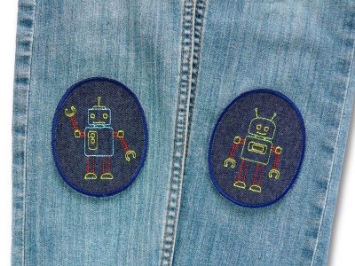 Roboter-Knieflicken auf Kinderhose aufgebügelt, dunkelblauer Jeansstoff 8 x 10 cm mit aufgestickten Robotern, Bügelflicken Kinderhosen reparieren handmade Berlin