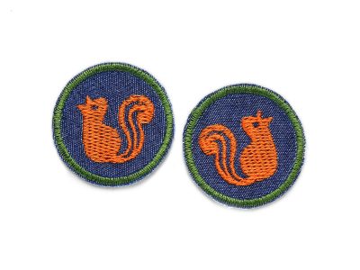 2 Eichhörnchen Mini-Bügelflicken aus dunkelblauem Jeansstoff mit gesticktem orangem Eichhörnchen, jeweils Ø 4 cm, runde Aufnäher zum Aufbügeln handmade Berlin