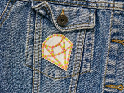 Diamant Bügelpatch auf Jeansjacke aufgebügelt, heller Jeansstoff mit mehrfarbiger Stickerei, Jeansflicken 5,5 x 6 cm handmade Berlin
