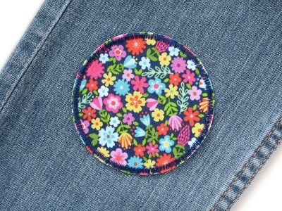 Blumenwiese blau Hosenflicken Ø 7 cm auf Jeans oder Kinderhose aufgebügelt, blau-bunte Blumenmuster Baumwollstoff, Bügelflicken Knieflicken handmade Berlin Piratenbande