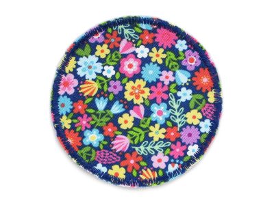 Hosenflicken zum aufbügeln mit bunten Blumen, runder Stoffflicken geblümt – Blumenwiesen-Bügelflicken blau-bunt Ø 7 cm aus Baumwollstoff, Kinderhosen reparieren handmade Berlin