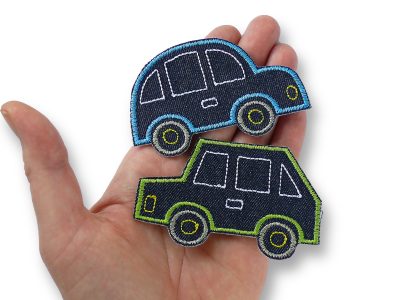 Auto Bügelflicken für Kinder auf einer Hand – Auto Bügelflicken 8,5 x 5,5 cm dunkelblauer Jeans mit gesticktem Fahrzeug, Aufnäher handmade Berlin Piratenbande