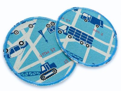 Nahaufnahme Hosenflicken Autos hellblau, Ø 8 cm hellblauer Baumwollcanvas mit buntem Fahrzeug-Allover Unikat, Auto-Bügelflicken handmade Berlin