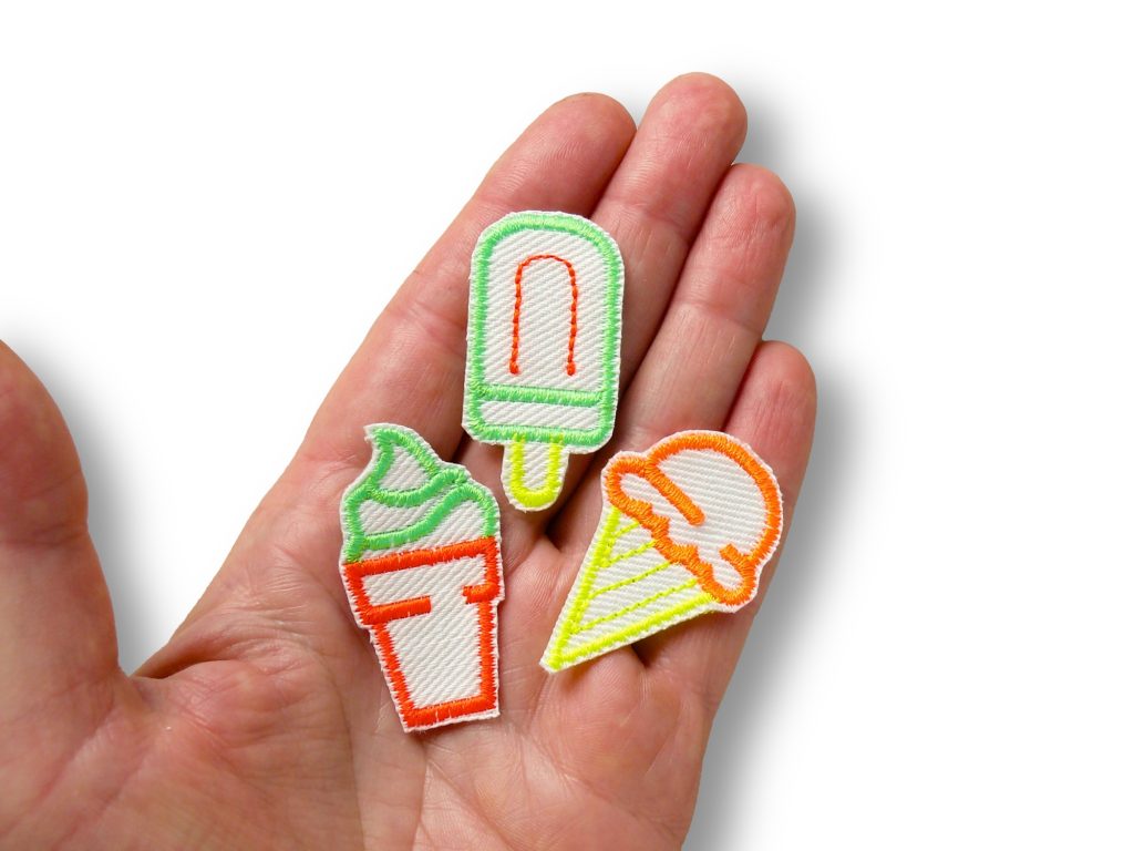 Eis Mini Patches Neon 4,5 cm alle 3 Varianten – Softeis Kugeleis und Eis am Stiel in Neonfarben auf weißem Jeansstoff, Eis-Bügelpatch handmade Berlin