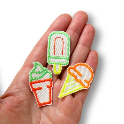 Eis Mini Patches Neon 4,5 cm alle 3 Varianten – Softeis Kugeleis und Eis am Stiel in Neonfarben auf weißem Jeansstoff, Eis-Bügelpatch handmade Berlin