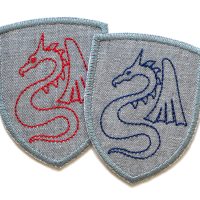Drachen-Wappen Bügelpatch in 2 Farben: grauer Baumwollstoff mit gesticktem Drachen in Rot oder Dunkelblau, 5,5 x 7 cm, Drachen-Aufnäher Wappenform handmade Berlin