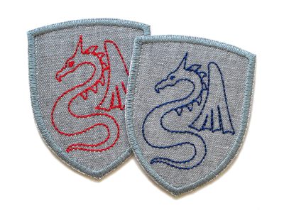 Drachen-Wappen Bügelpatch in 2 Farben: grauer Baumwollstoff mit gesticktem Drachen in Rot oder Dunkelblau, 5,5 x 7 cm, Drachen-Aufnäher Wappenform handmade Berlin