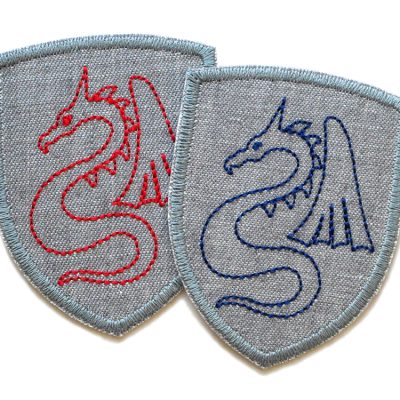 Drachen-Wappen Bügelpatch in 2 Farben: grauer Baumwollstoff mit gesticktem Drachen in Rot oder Dunkelblau, 5,5 x 7 cm, Drachen-Aufnäher Wappenform handmade Berlin