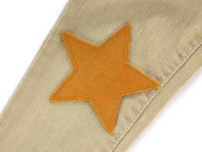 Senfgelber Stern-Cordflicken auf Cordhose aufgebügelt, Baumwollcord 10 x 10 cm senf-ocker, Cord-Hosenflicken Kinderhosen reparieren Piratenbande Berlin