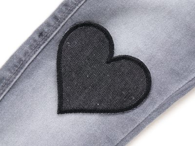 Herz Aufnäher, Schwarzer Herz Jeansflicken auf Kinderhose aufgebügelt, schwarzer Jeansstoff 8,5 x 8 cm, Herz-Hosenflicken Kinderhosen reparieren Piratenbande Berlin