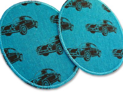 Nahaufnahme petrolfarbener Oldtimer-Knieflicken aus Baumwollcanvas mit schwarzen Retro-Autos, 8 x 10 cm oder 10 x 12 cm, Bügelflicken Kinderhosen reparieren Piratenbande Berlin