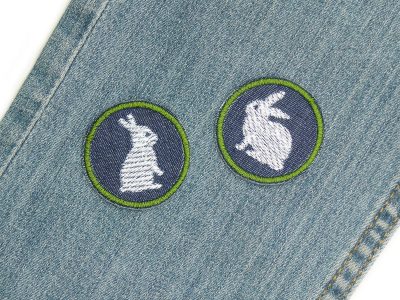 Kaninchen-Jeansflicken auf Jeanshose, dunkelblaue Mini-Bügelflicken Ø 4 cm mit weißem Kaninchen und grüner Umrandung, Aufnäher für Shirts Jacken Rucksäcke Piratenbande Berlin
