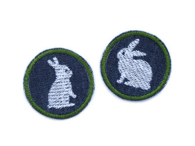 2 Kaninchen Mini-Bügelflicken aus dunkelblauem Jeansstoff mit gesticktem weißem Kaninchen und grüner Umrandung, jeweils Ø 4 cm, Kaninchen-Aufnäher handmade Berlin